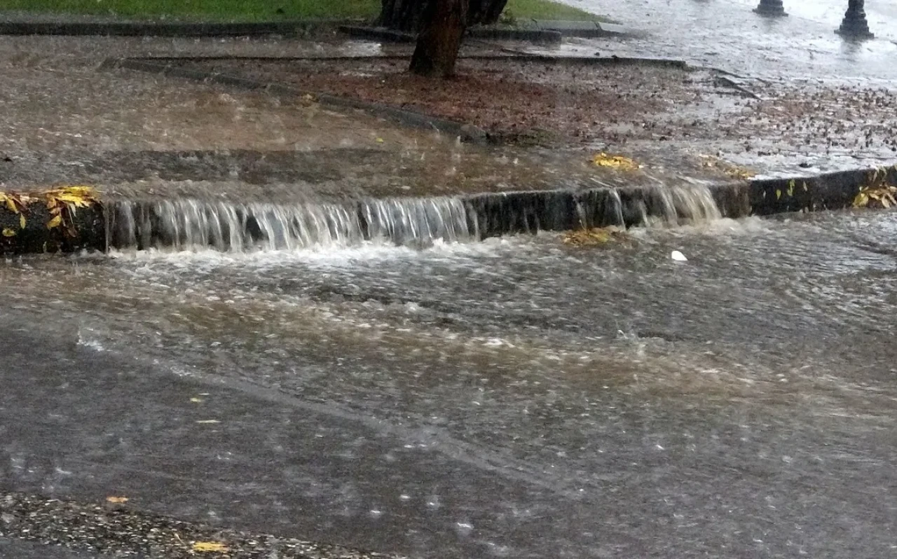 Muğla'nın Menteşe ilçesinde şiddetli yağmur ve dolu yağışı hayatı olumsuz etkiledi