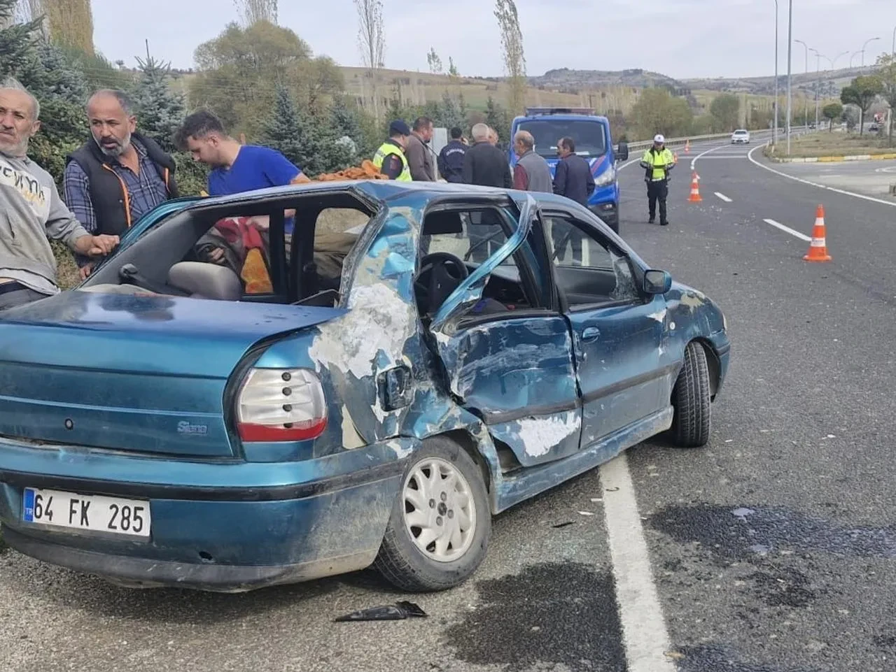 Uşak'ta otomobil ile tır çarpıştı, sürücü ağır yaralandı