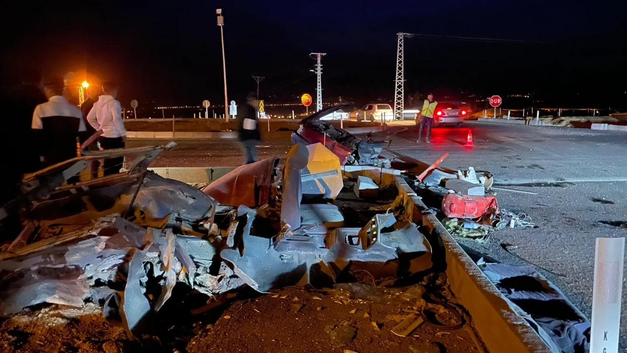 Kahramanmaraş'ın Afşin ilçesinde iki otomobil çarpıştı, Fiat Tofaş ikiye bölündü