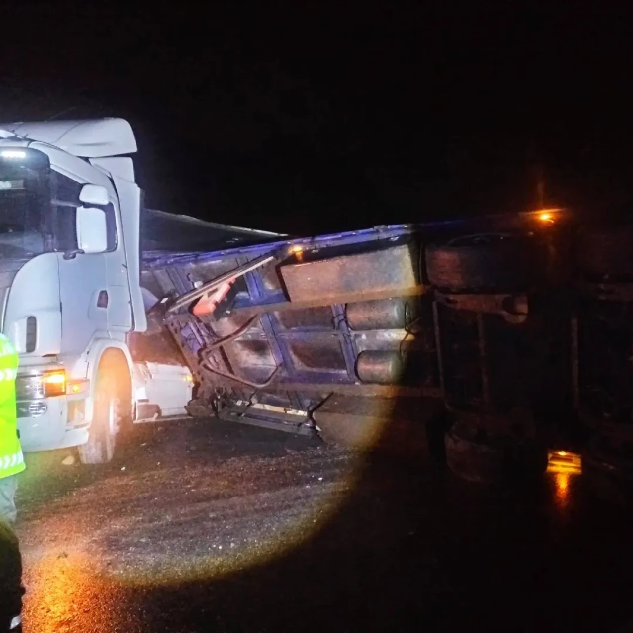 Bilecik'te tır devrilmesi sonucu D-650 karayolu İstanbul yönü ulaşıma kapatıldı