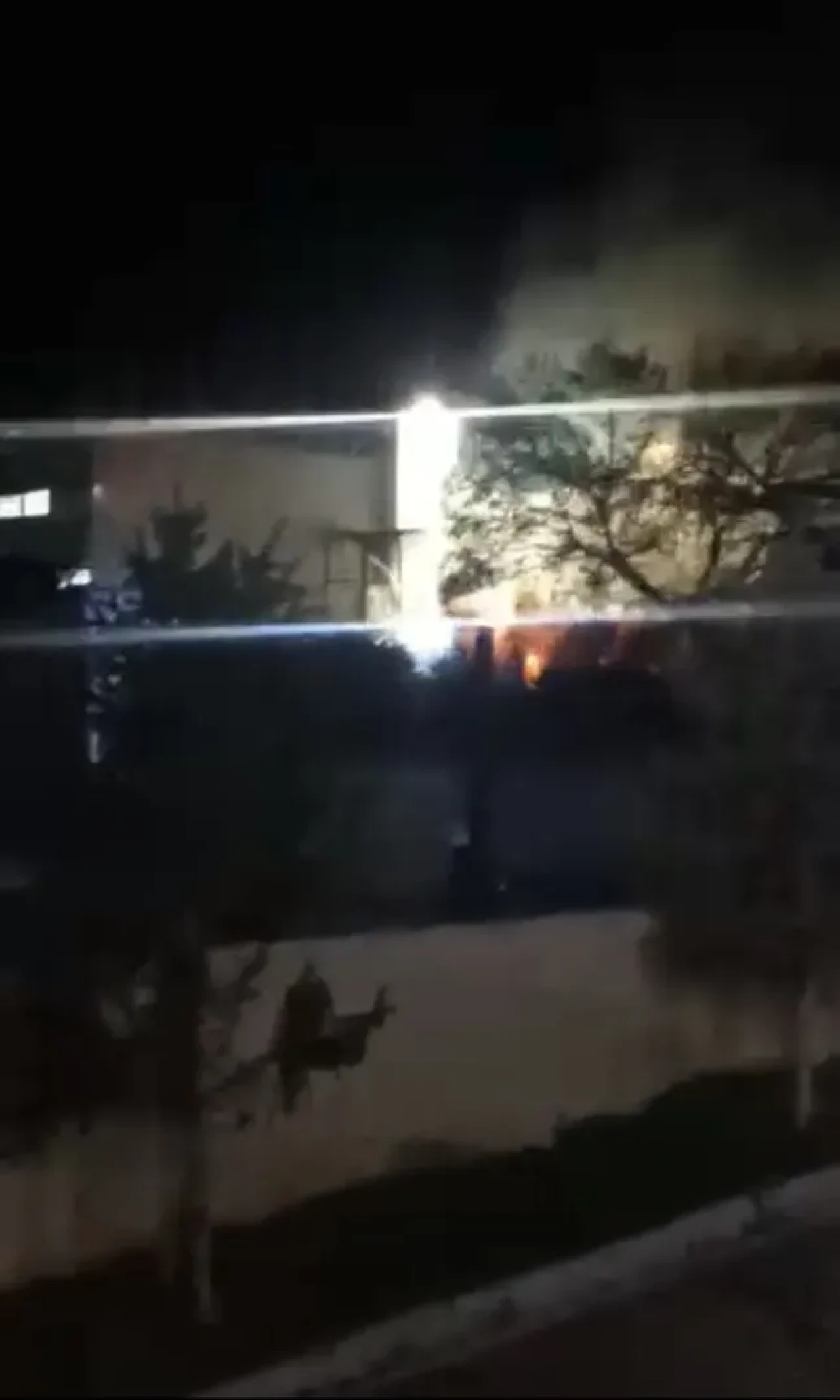 Bursa'nın Nilüfer ilçesinde fabrikada çıkan yangına itfaiye ekipleri müdahale ediyor