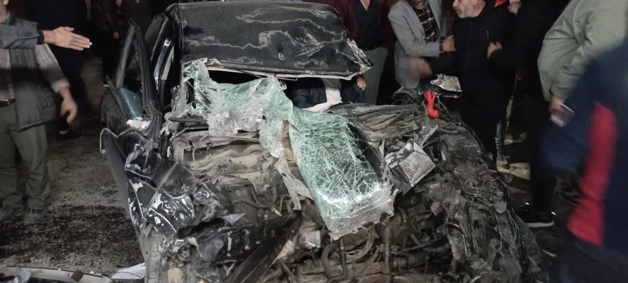 Tokat'ta tır dorsesine çarpan otomobil hurda yığınına döndü, sürücü güçlükle kurtarıldı