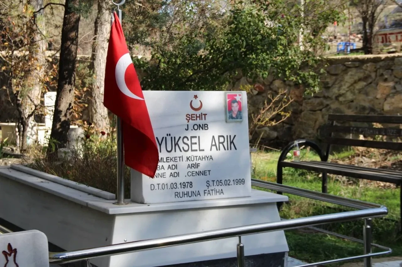 Hisarcık Kaymakamı Erkan Atam şehit Yüksel Arık'ın mezarını ve ailesini ziyaret etti