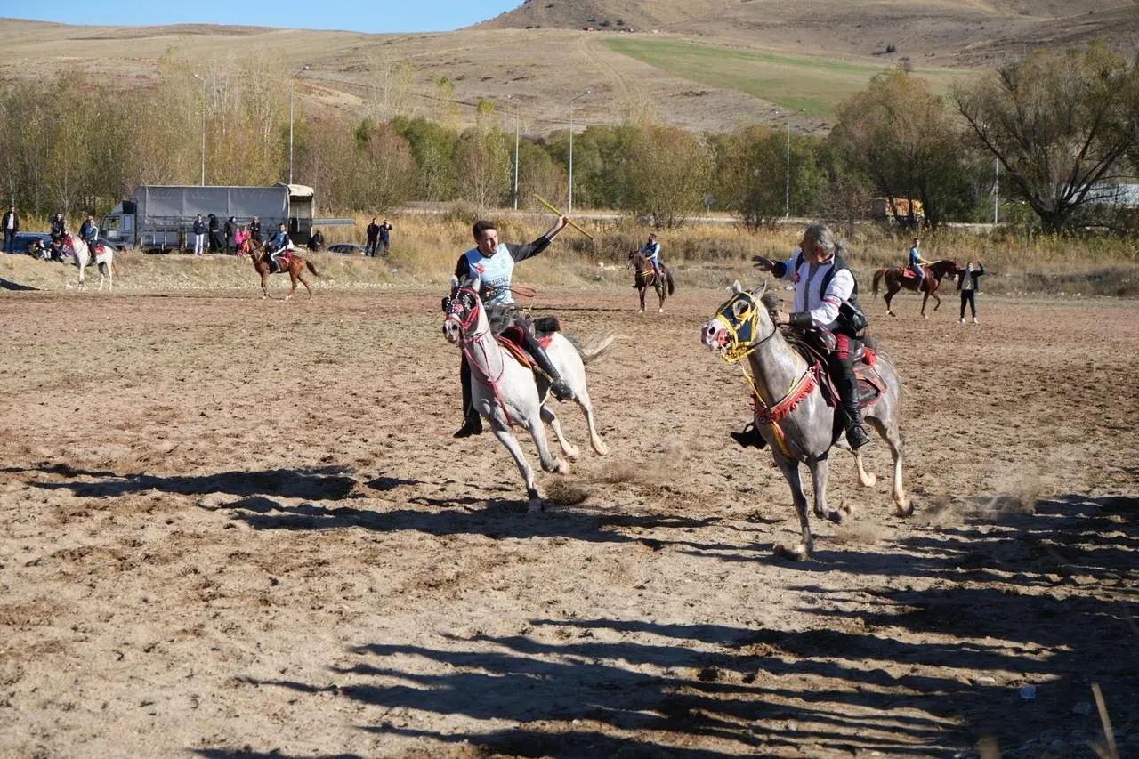Bayburt ve Erzincan’da geleneksel cirit dostluk müsabakası düzenlendi