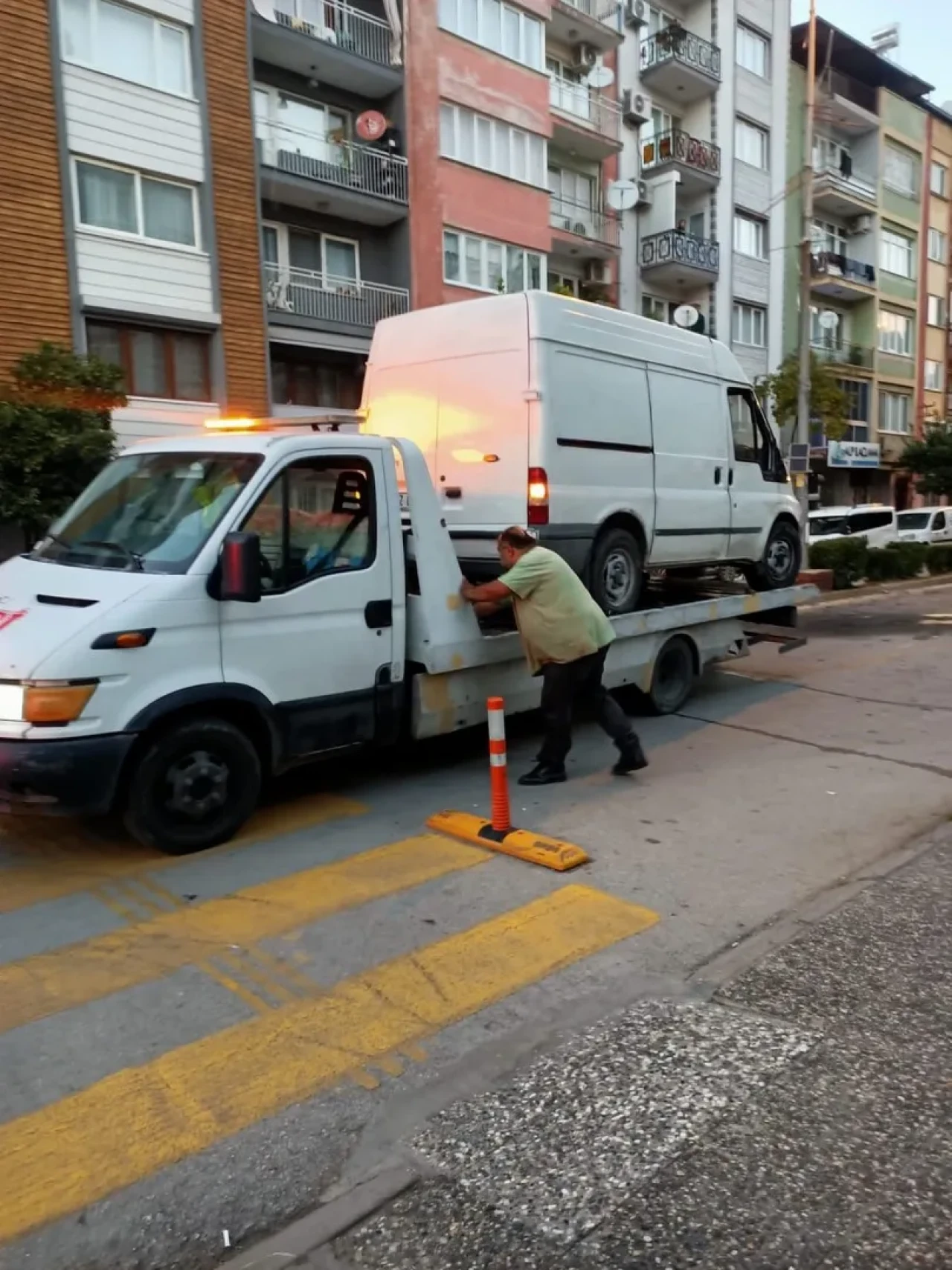 Aydın'da ticari araç kaldırıma çarparak takla attı ve park halindeki otomobile çarptı