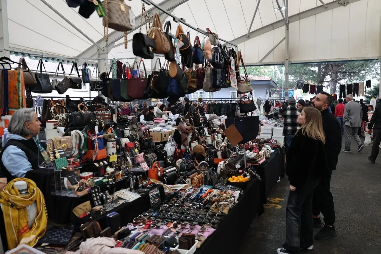 Nilüfer Belediyesi Altınşehir’de yeni giyim pazarı açtı