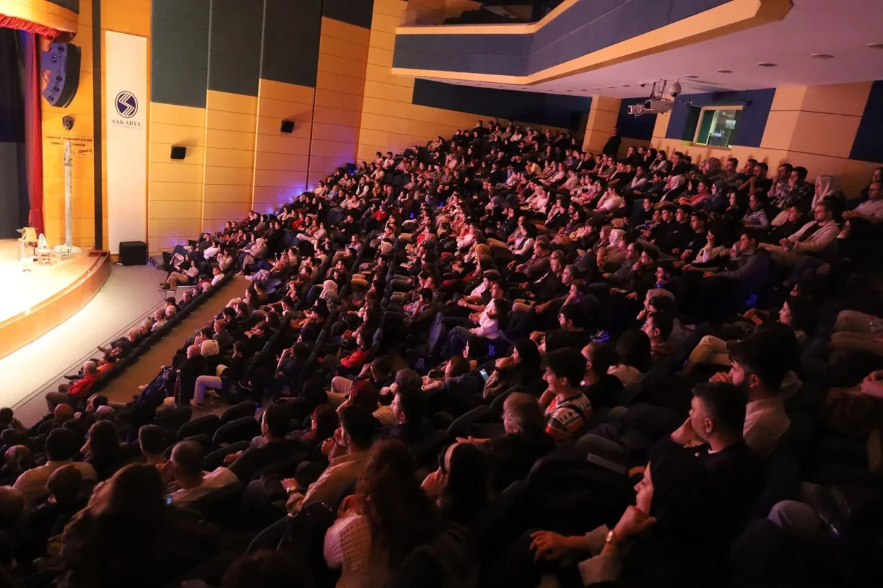 Sakarya'da "Deli İbram Divanı" oyunu büyük ilgiyle sahnelendi