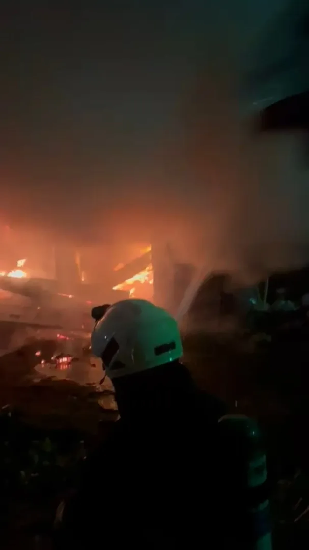 Rize'de 3 katlı binanın kömürlüğünde çıkan yangın paniğe neden oldu