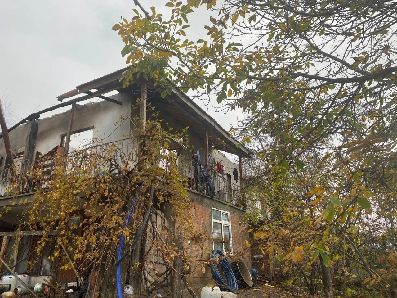 Çorum'un İskilip ilçesinde müstakil ev tamamen yandı