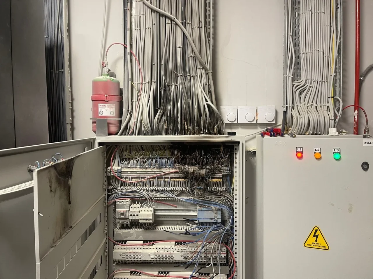 Hatay'daki Defne Devlet Hastanesi'nde elektrik panosundan çıkan yangın itfaiye tarafından söndürüldü