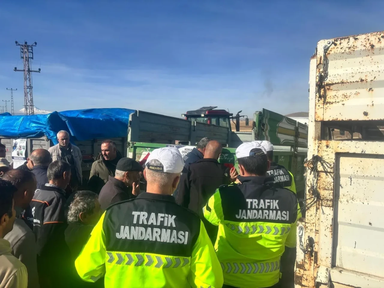 Kayseri'de traktör sürücülerine trafik güvenliği için reflektör dağıtıldı