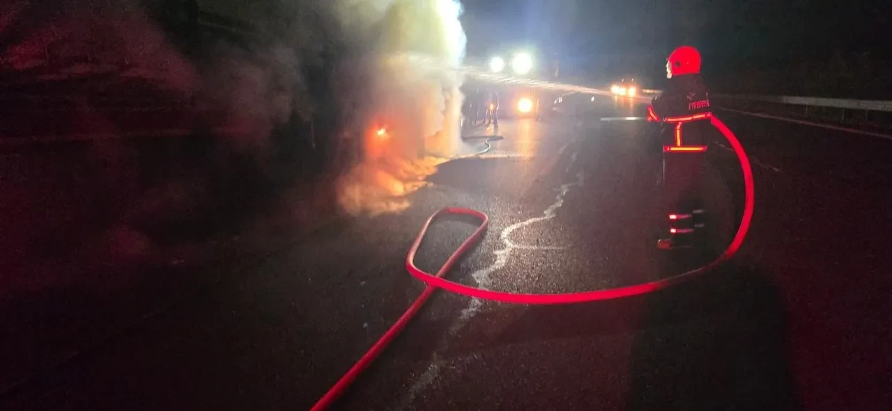 Şanlıurfa'da salça yüklü tırın alev alması sonucu yangın çıktı