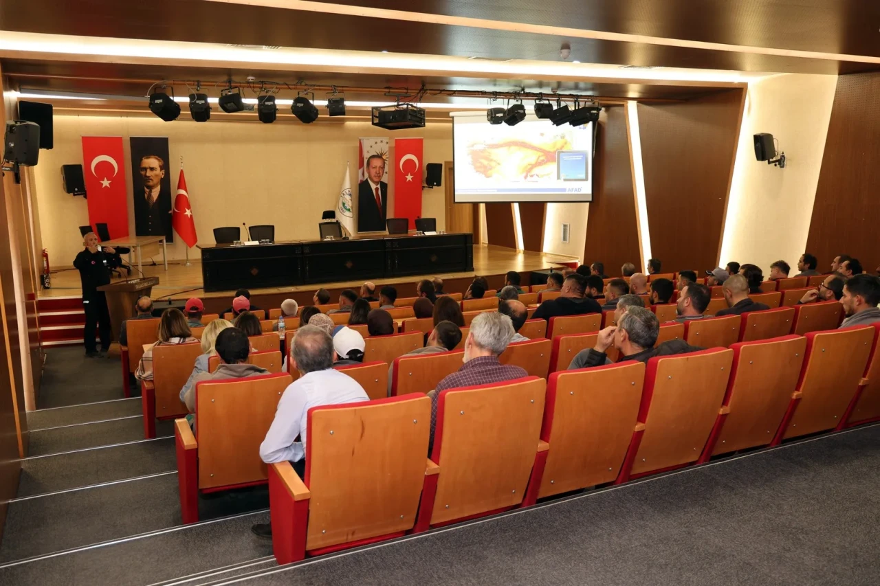 Talas personeline AFAD tarafından afet ve acil durum eğitimi verildi