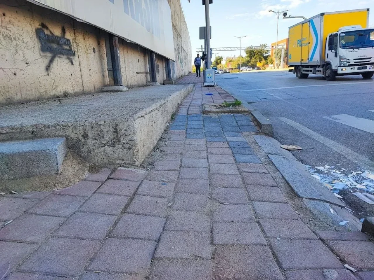 Adana'da engelli rampasına reklam panosu ve sinyalizasyon direği yerleştirilmesi tepki çekti