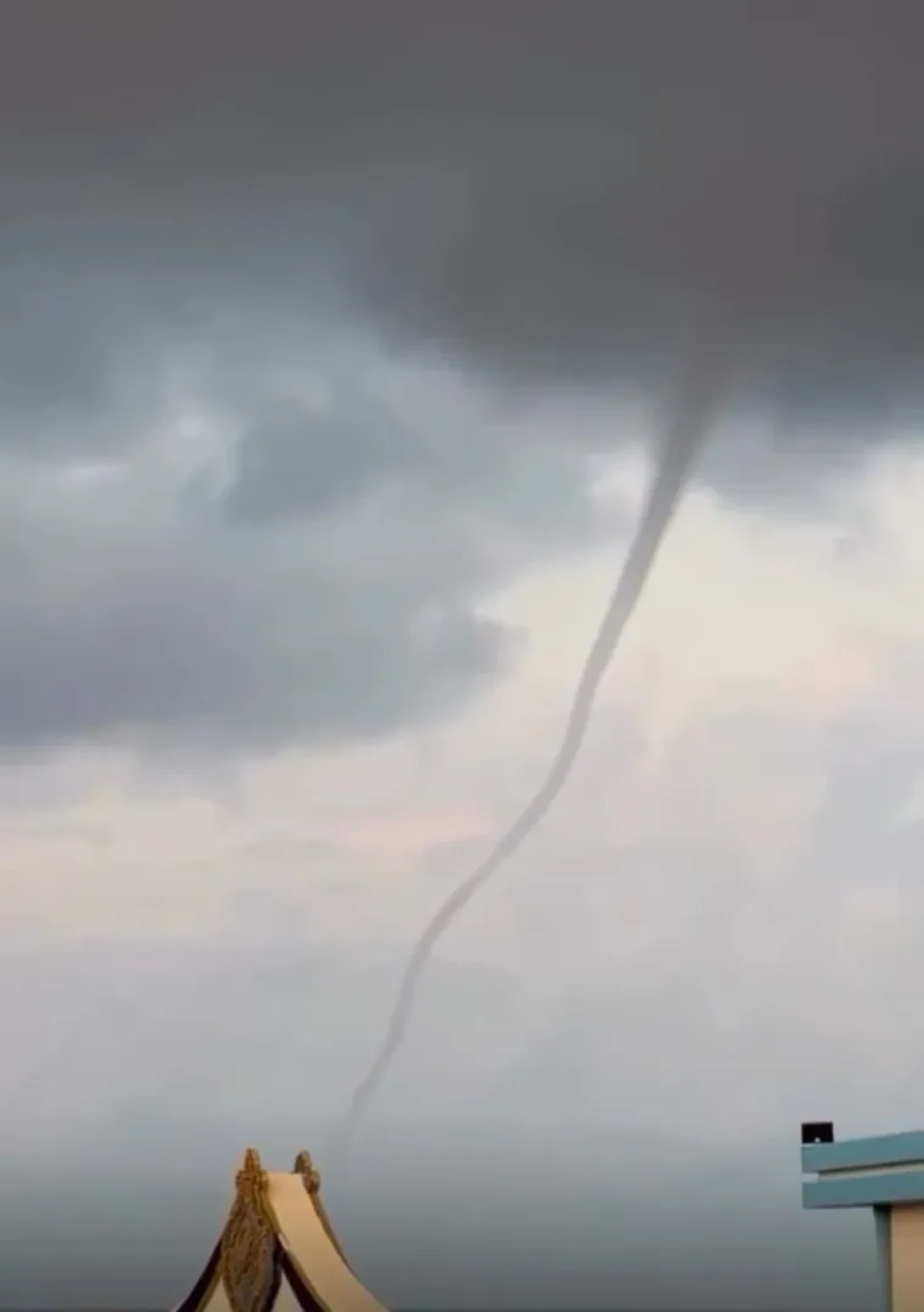 Antalya'nın Alanya ilçesinde denizde oluşan hortum cep telefonuyla kaydedildi