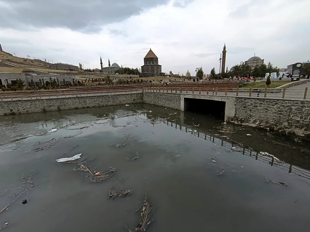 Kars Çayı'ndaki kirlilik doğal yaşamı ve şehir estetiğini tehdit ediyor