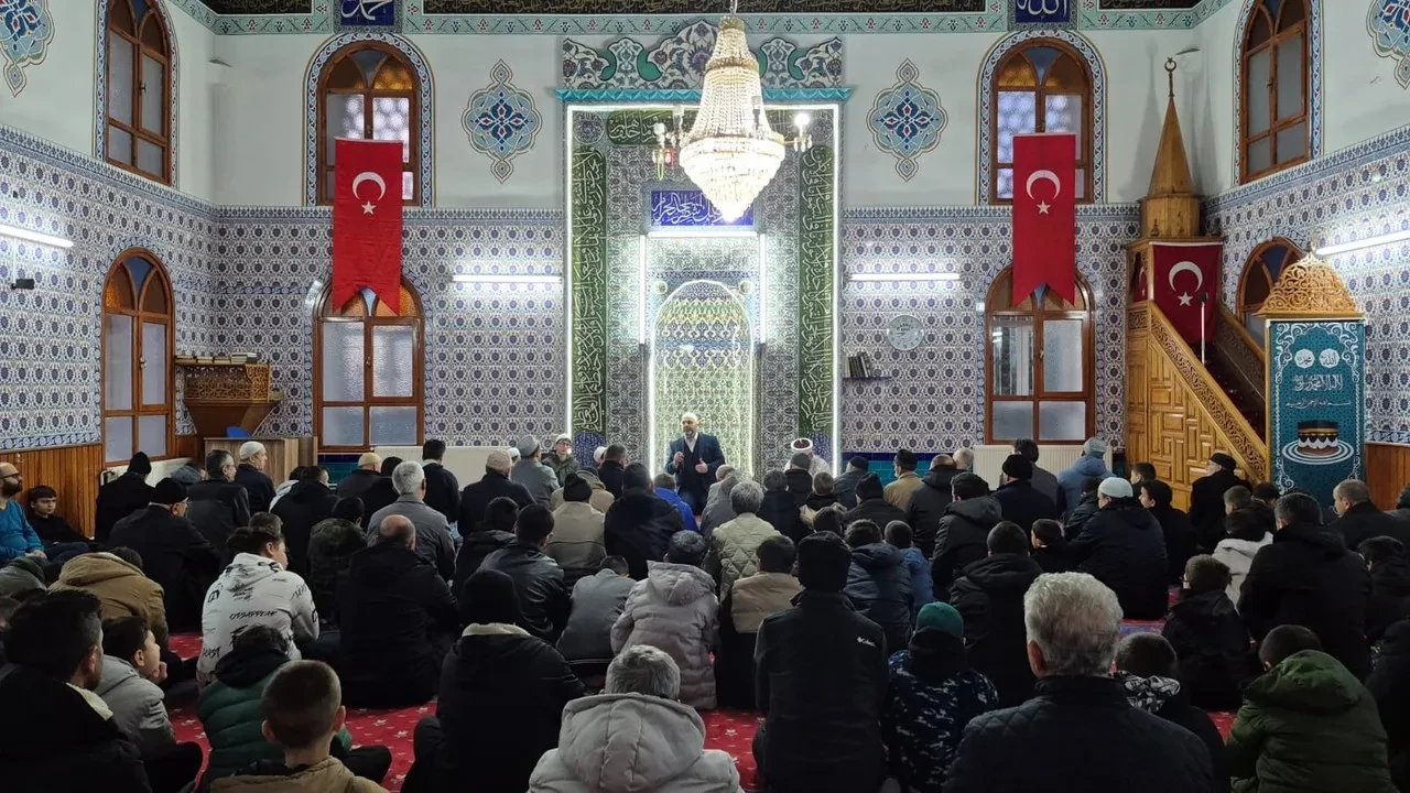 Kütahya Ahteri İmam Hatip Ortaokulu öğrencileri sabah namazında bir araya geldi