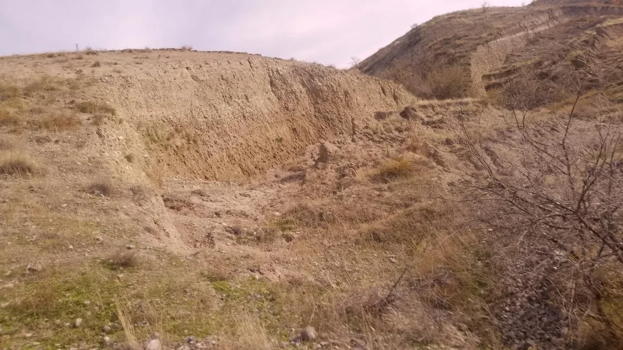 Ankara'nın Beypazarı ilçesinde toprak kayması sonucu yol trafiğe kapandı