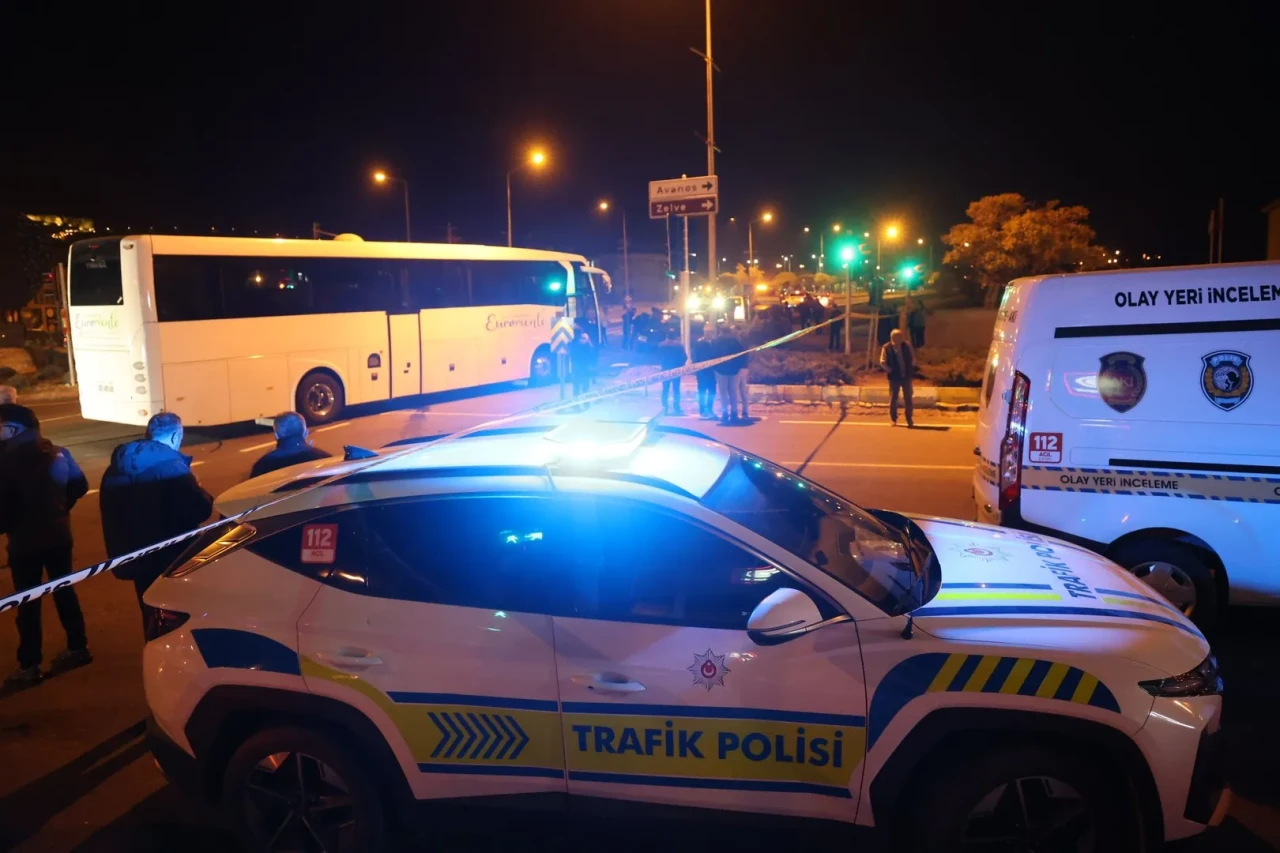 nevşehir'de turist otobüsü ile otomobil çarpıştı 2 ölü 3 yaralı