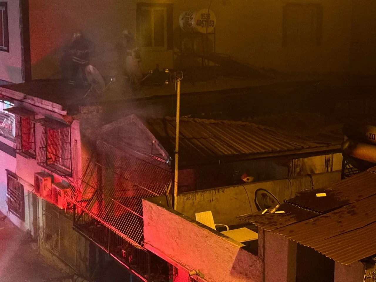 Adana'da müstakil evde çıkan yangında ev kullanılamaz hale geldi