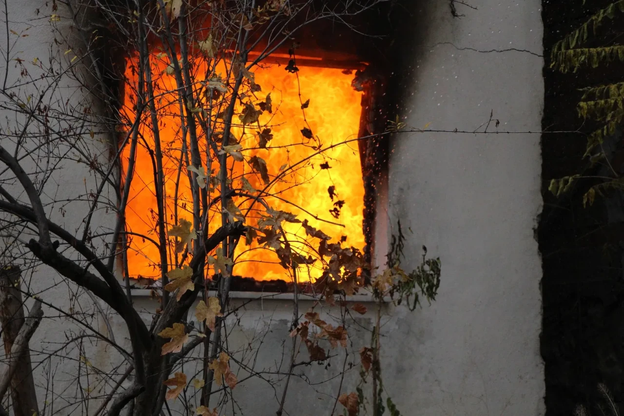 Amasya'da iki katlı evde çıkan yangını yaşlı kadın ağlayarak izledi