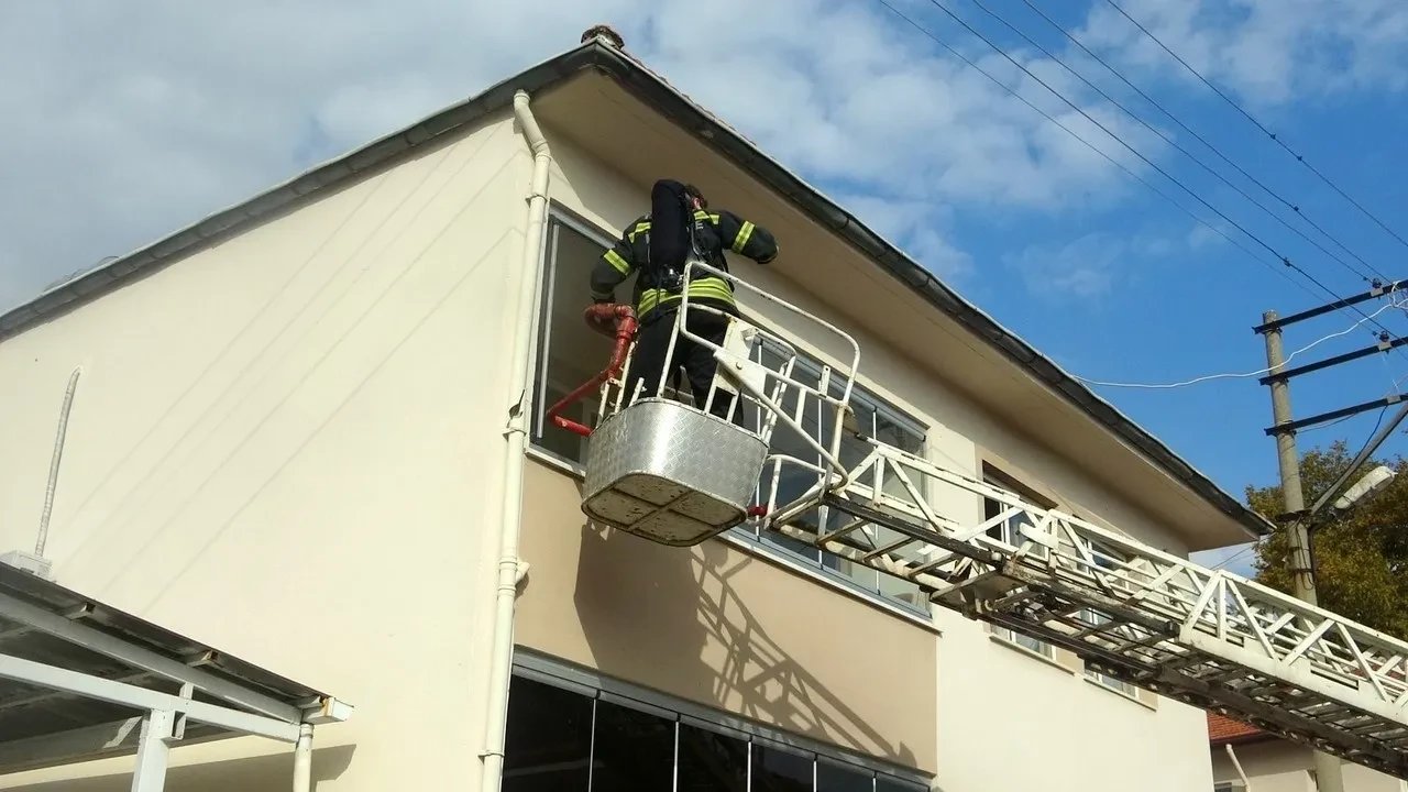 Muğla'nın Menteşe ilçesinde iki katlı evde çıkan yangın itfaiye ekiplerince söndürüldü