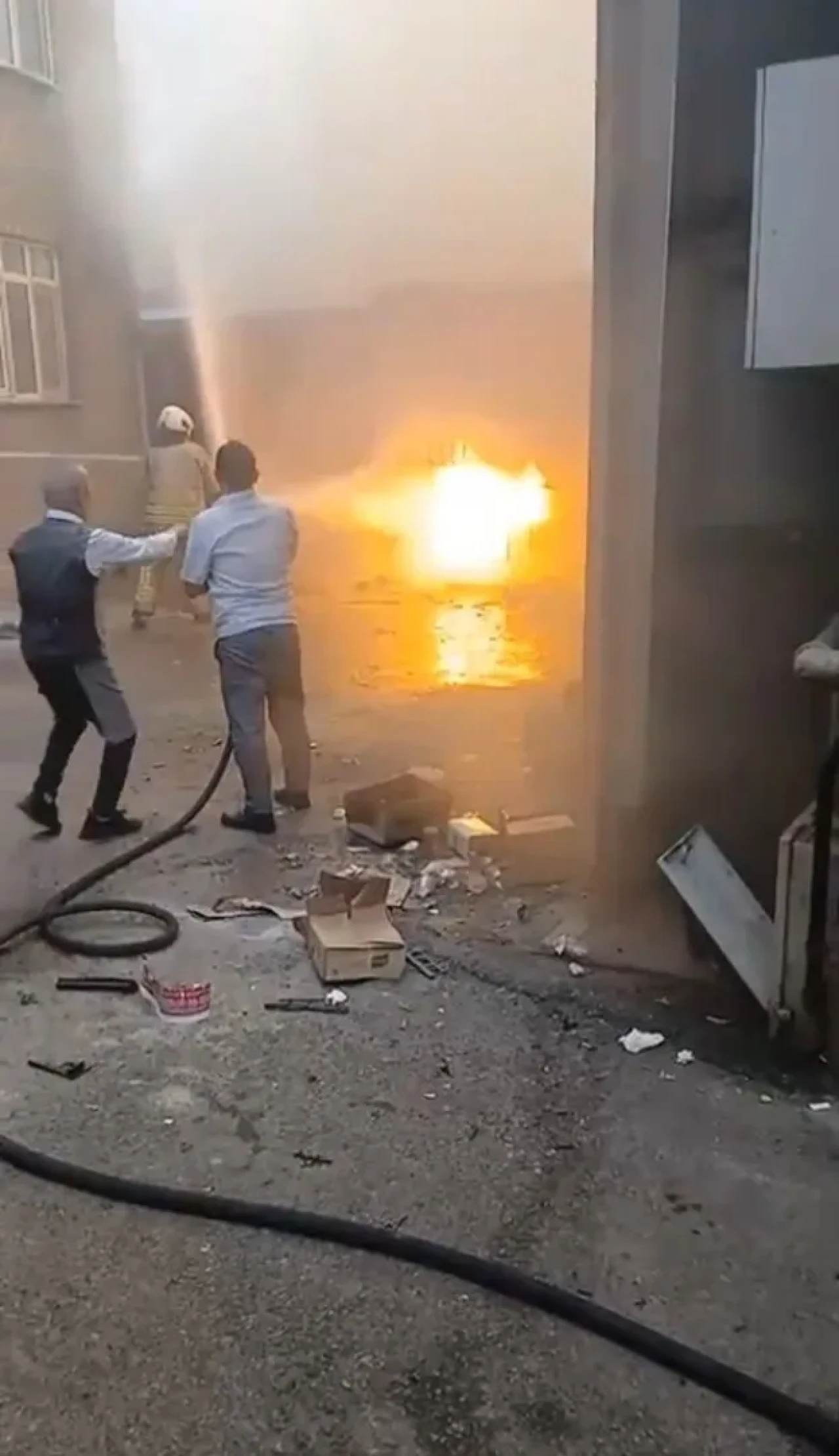 Ümraniye'de depoda çıkan yangında bir işçi dumandan etkilendi.