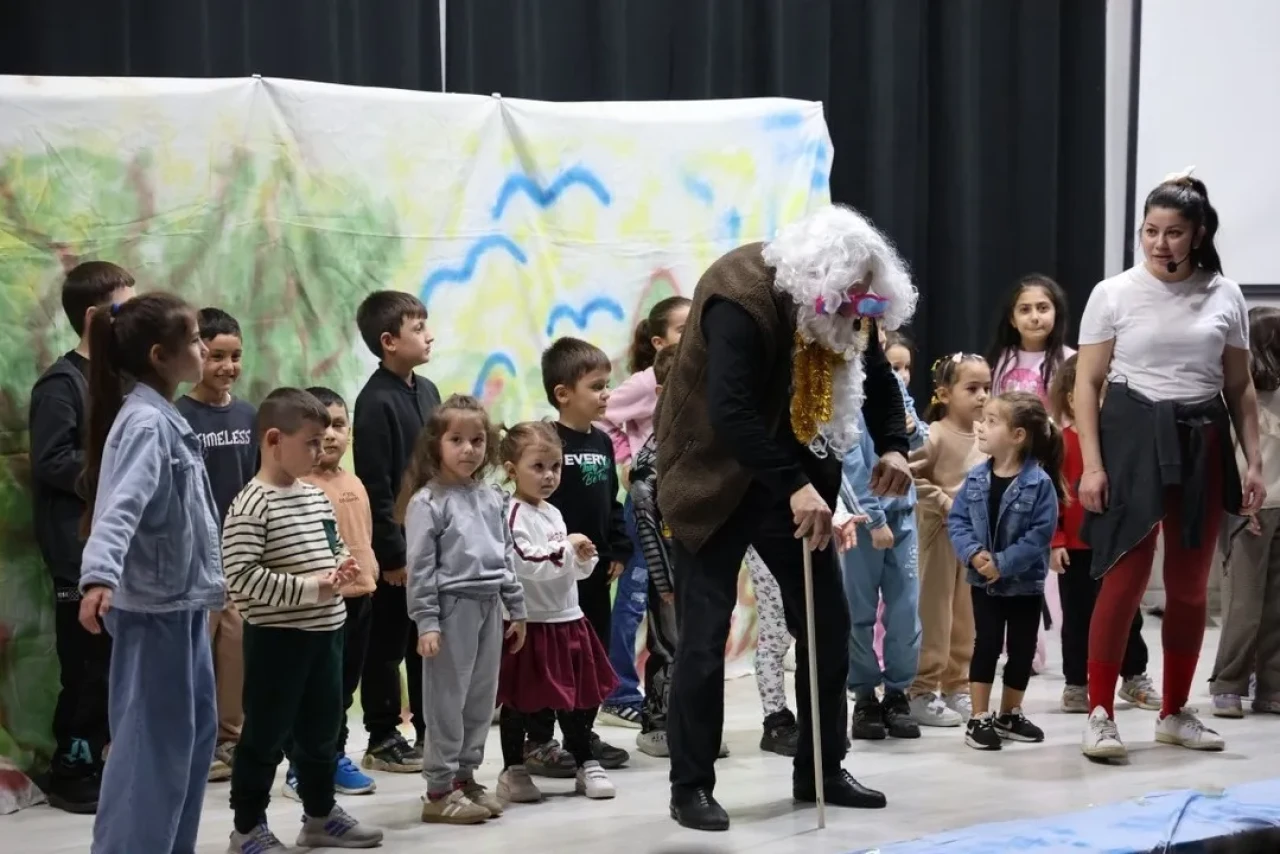 Kartepe Belediyesi büyüklere ve küçüklere tiyatro ziyafeti sundu