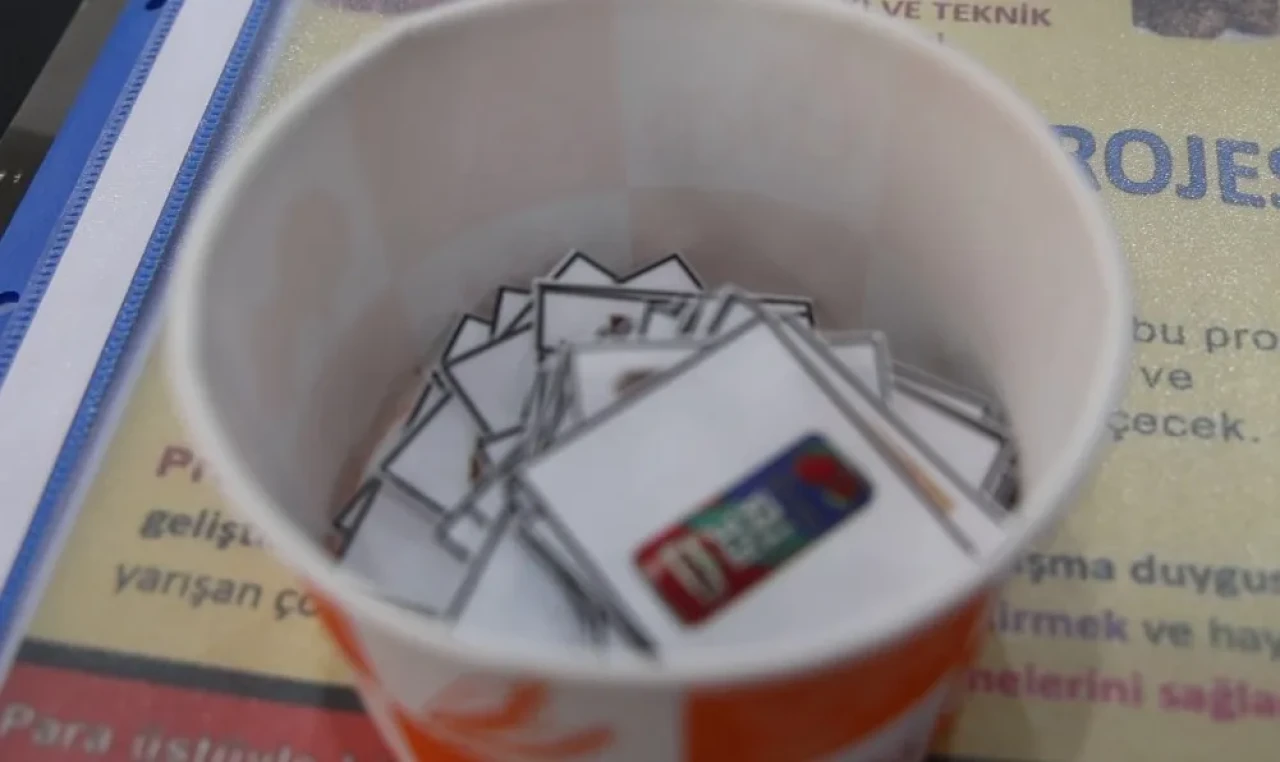 Kırşehir'de askıda kantin projesiyle öğrencilere destek ve başarı ödüllendiriliyor