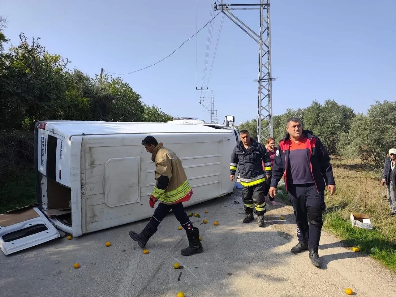 Hatay Defne’de minibüs ve otomobil çarpıştı, 2 yaralı
