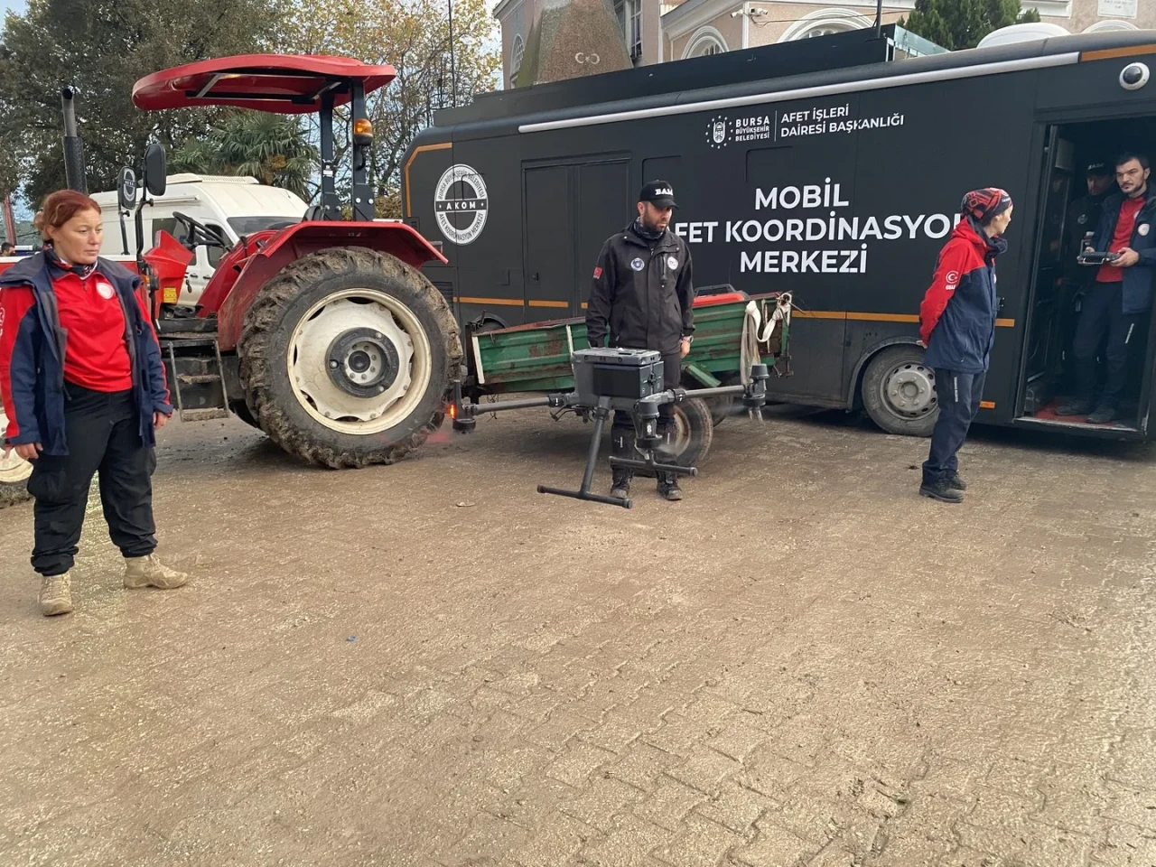 Bursa'nın Mudanya ilçesinde kayıp Alzheimer hastası Mustafa Abi için arama çalışmaları gece de sürüyor