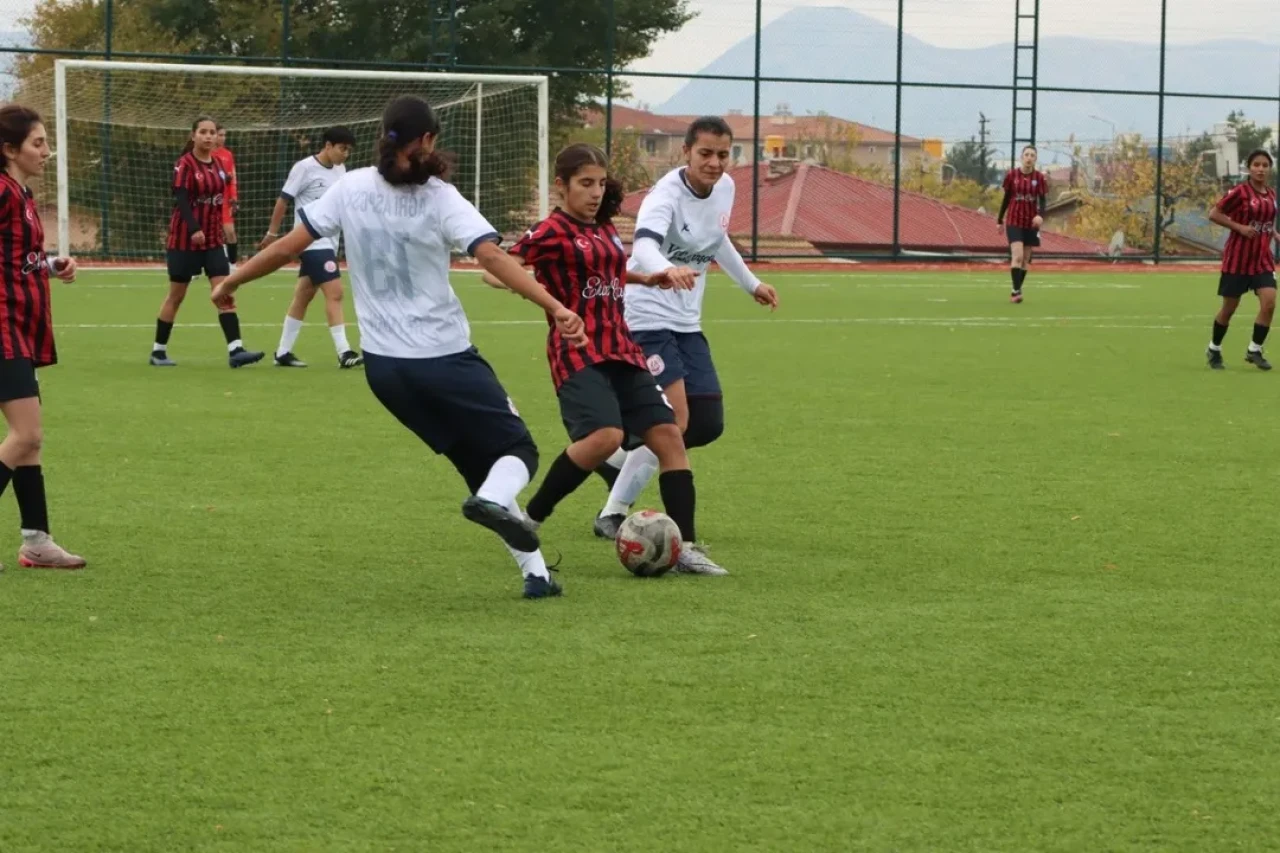 Ağrı Kadın Futbol Takımı Erzincan'ı 5-0 mağlup ederek ligde yoluna devam etti