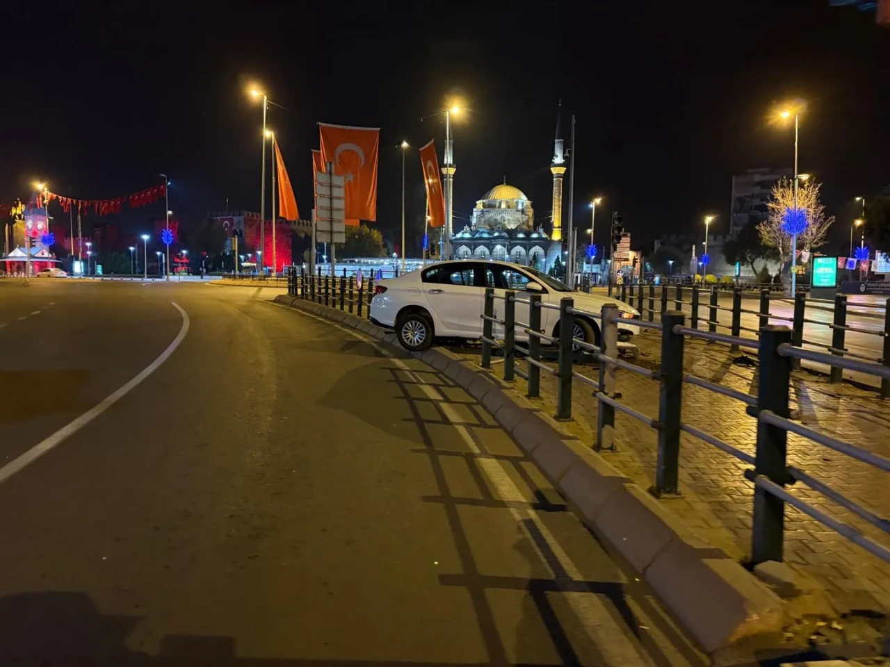 Kayseri’de seyir halindeyken uyuyan sürücü bariyerlere çarptı