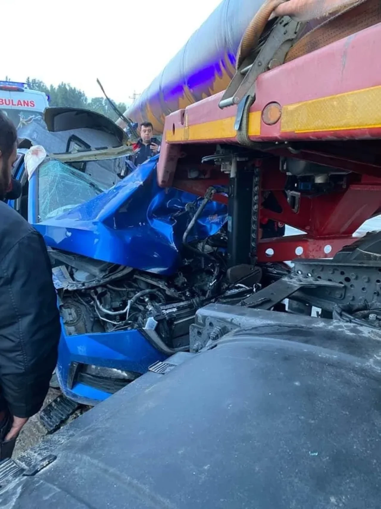 Hatay'da otomobil ile demir boru yüklü tır çarpıştı, iki kişi yaralandı