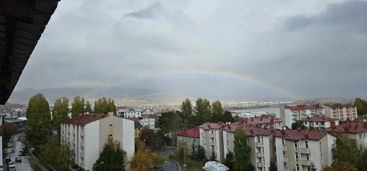 Tatvan'da Van Gölü üzerinde yağmur sonrası gökkuşağı etkileyici manzara oluşturdu