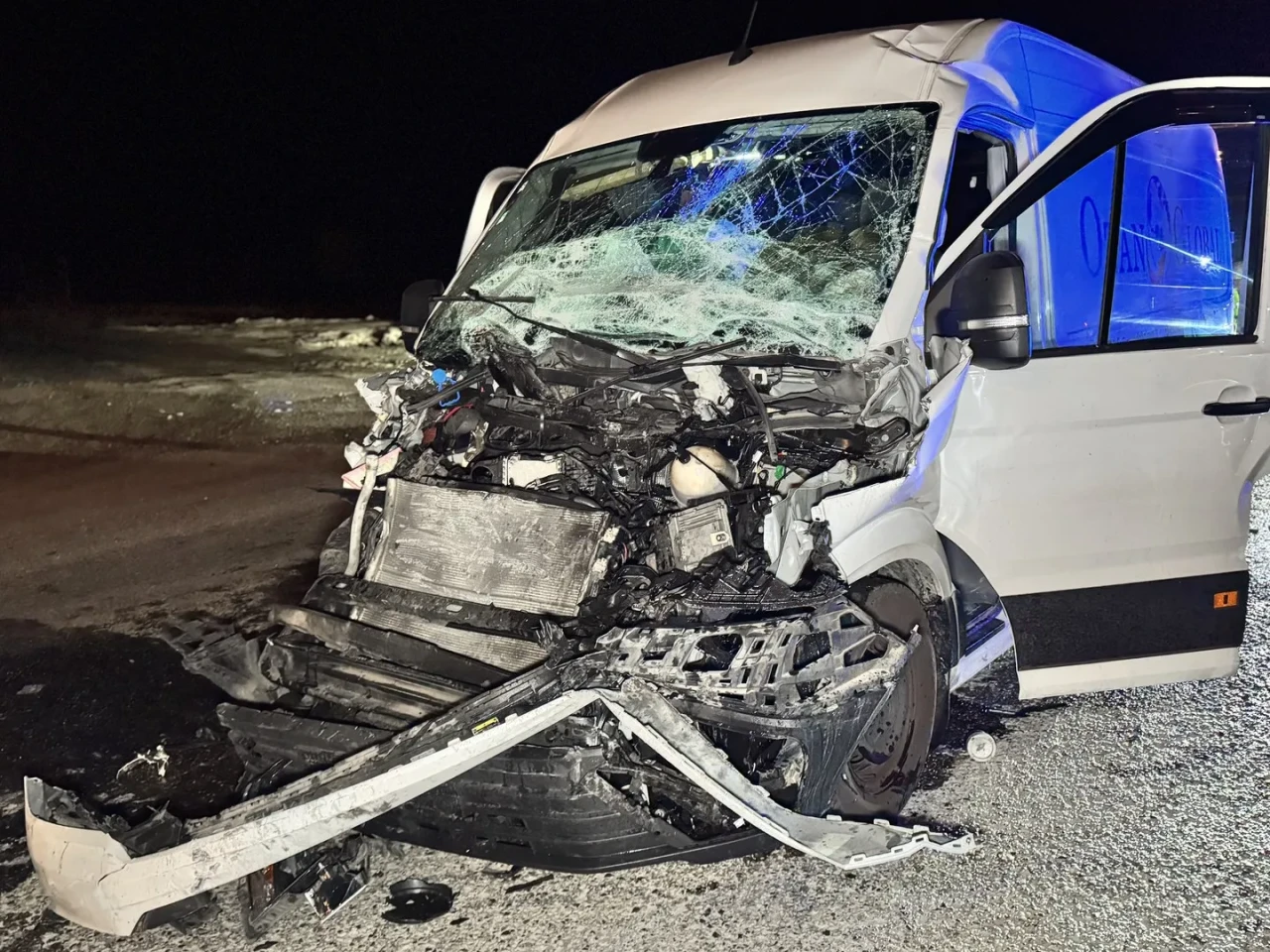 Edirne'de tıra çarpan panelvan hurda haline geldi ve sürücü yaralandı. Olay yerine itfaiye,