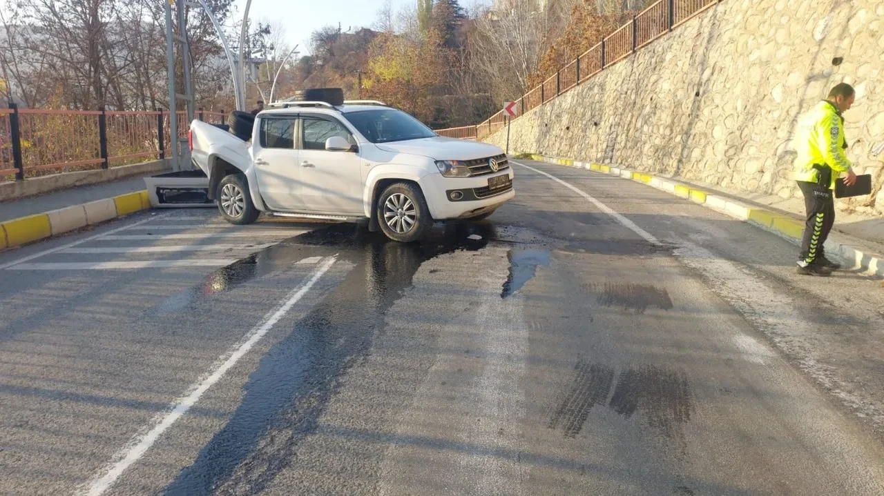 Tunceli'de kamyonet 7 metre yükseklikten düşerek 4 kişiyi yaraladı