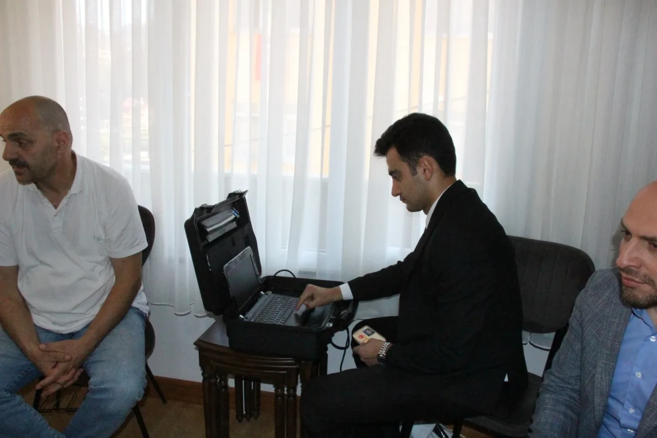 Trabzon'da 102 yaşındaki Meryem nineye evde kimlik yenileme hizmeti verildi