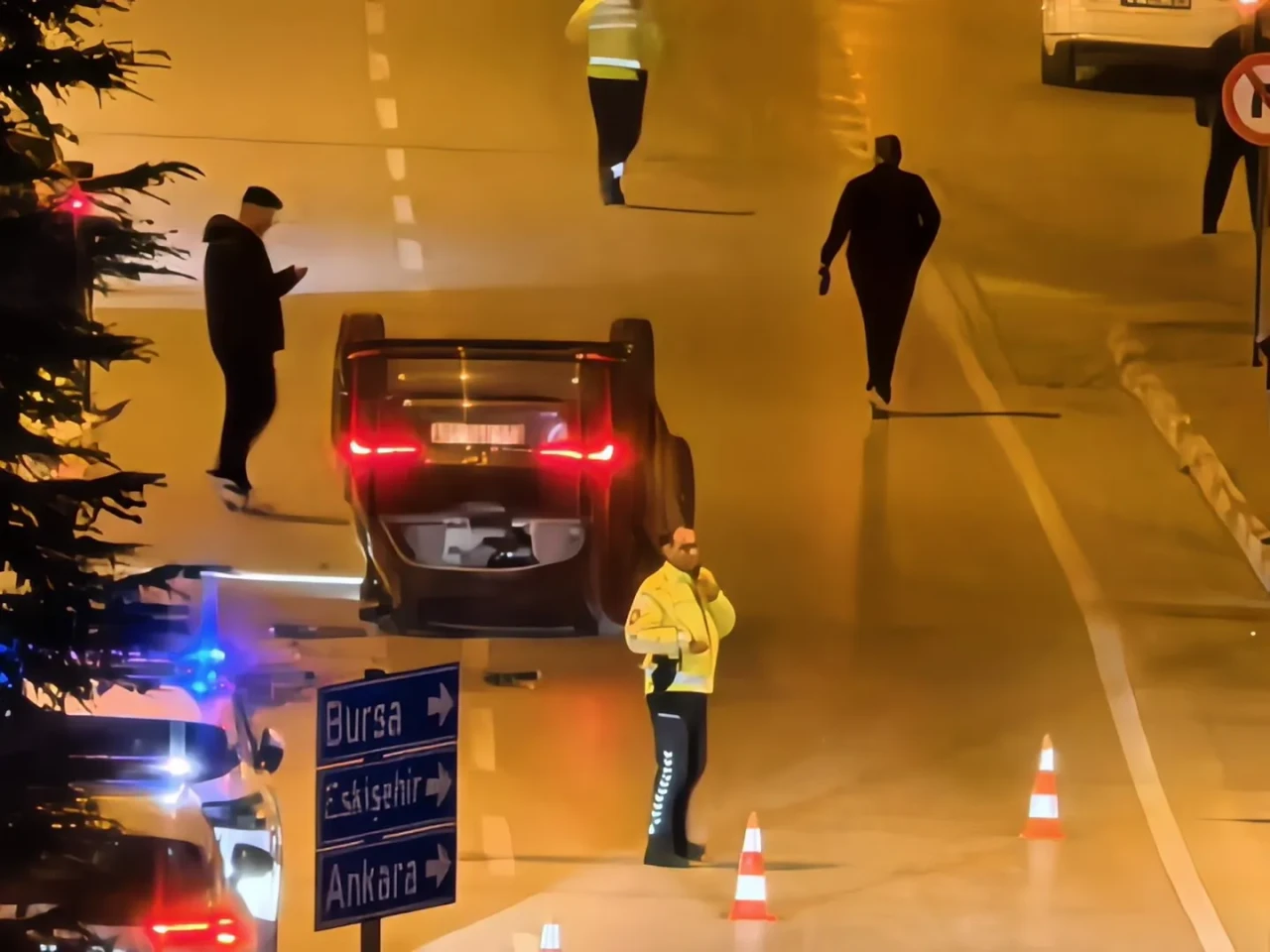 Bursa'nın İnegöl ilçesinde çarpışan 2 araçtan biri takla atarak ters durdu, 2 kişi