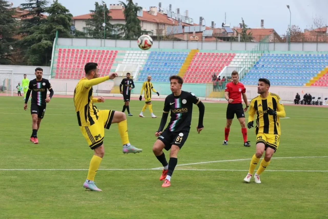 Isparta 32 Spor ile Aliağa FK arasında oynanan maç 1-1 berabere sonuçlandı