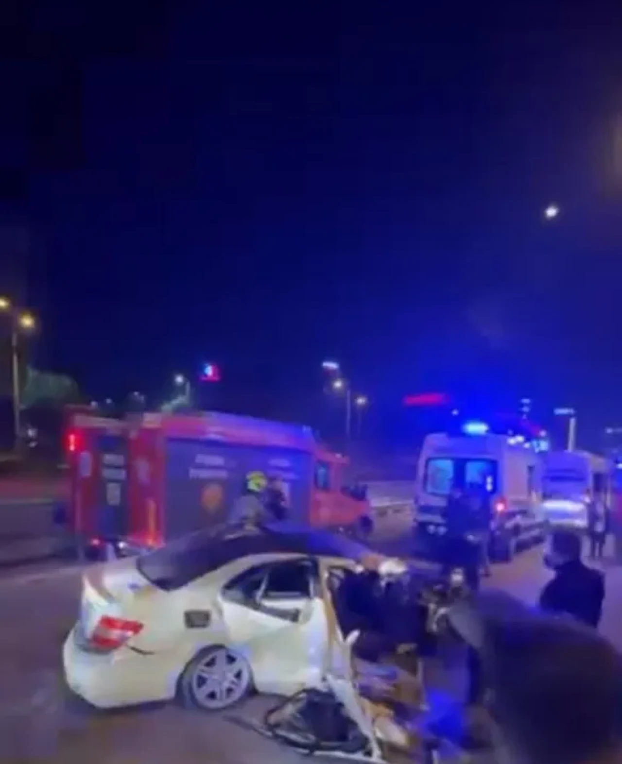 Bursa'da otomobilin direğe ve minibüse çarpması sonucu 6 kişi yaralandı