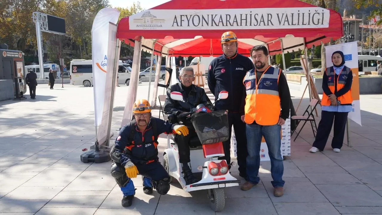 Afyonkarahisar’da Zafer Kent Meydanı’nda engelliler için deprem tatbikatı yapıldı