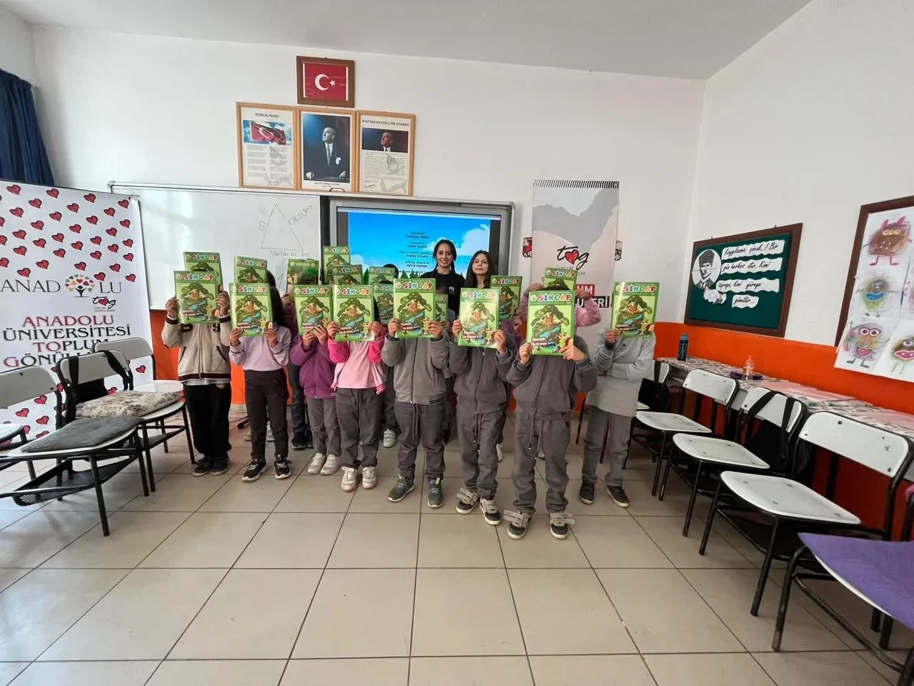 Anadolu Toplum Gönüllüleri Topluluğu Hekimdağ köy okulunda eğitim verdi ve fidan