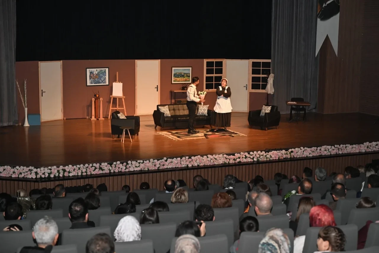 Isparta'da belediye ve üniversite iş birliğiyle şehir tiyatrosu perdelerini açtı