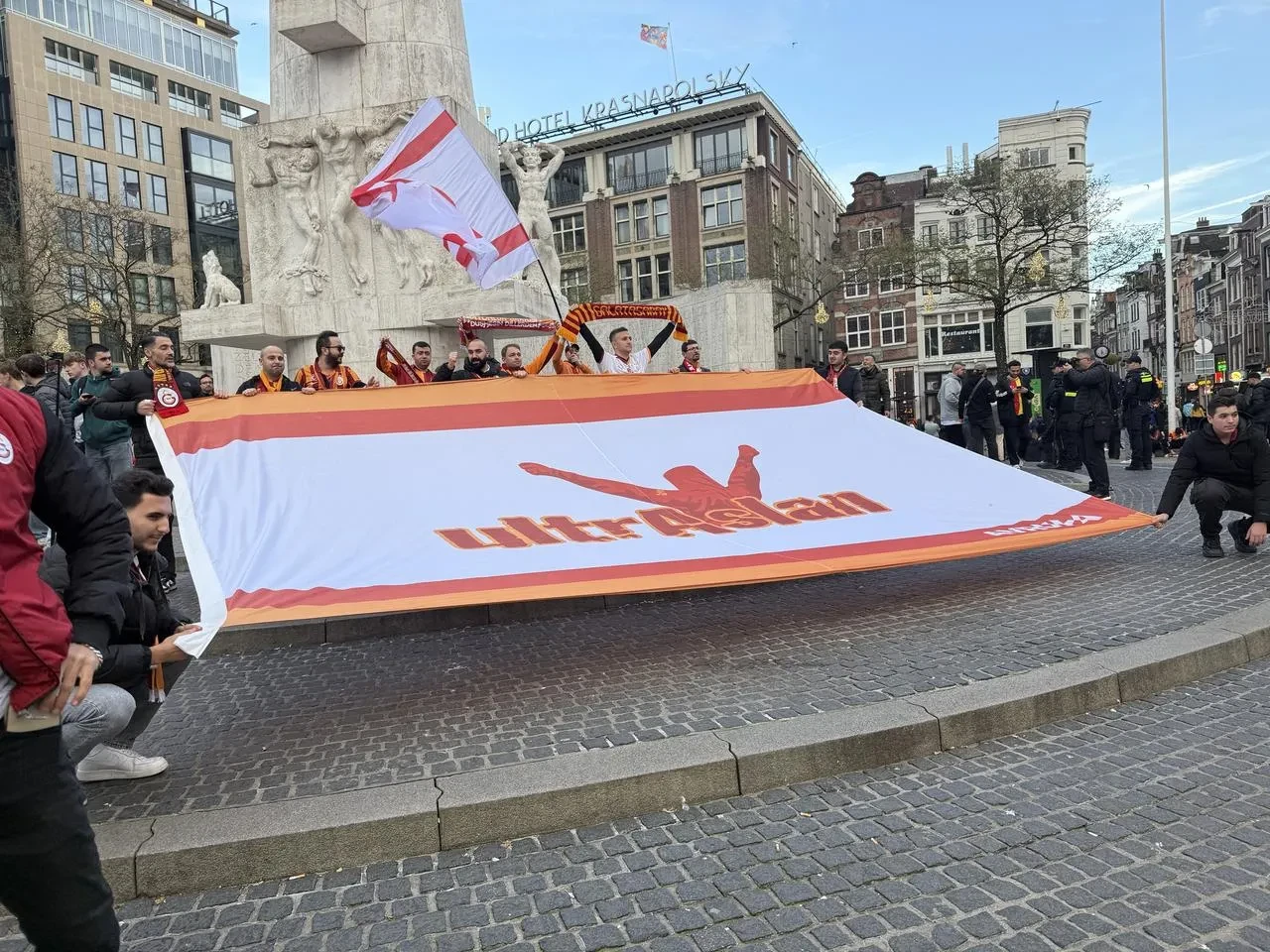 Galatasaray taraftarları Amsterdam'da Ajax maçı öncesi Dam Meydanı'nı doldurdu