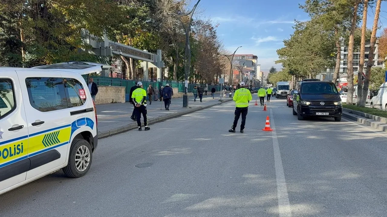 Tatvan'da kış lastiği denetimlerinde 147 araç kontrol edildi ve 6 sürücüye ceza kesildi