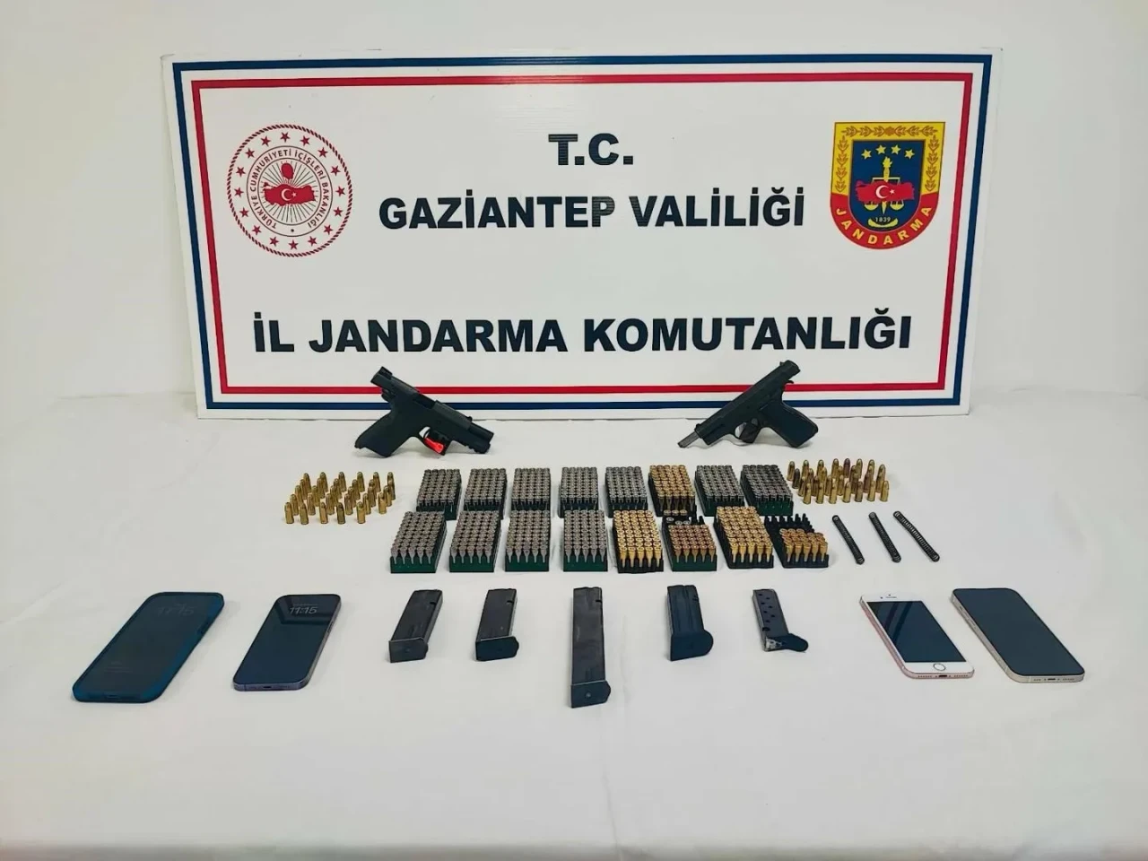 Gaziantep'te operasyonda 29 ruhsatsız silah ele geçirildi ve 2 şahıs tutuklandı