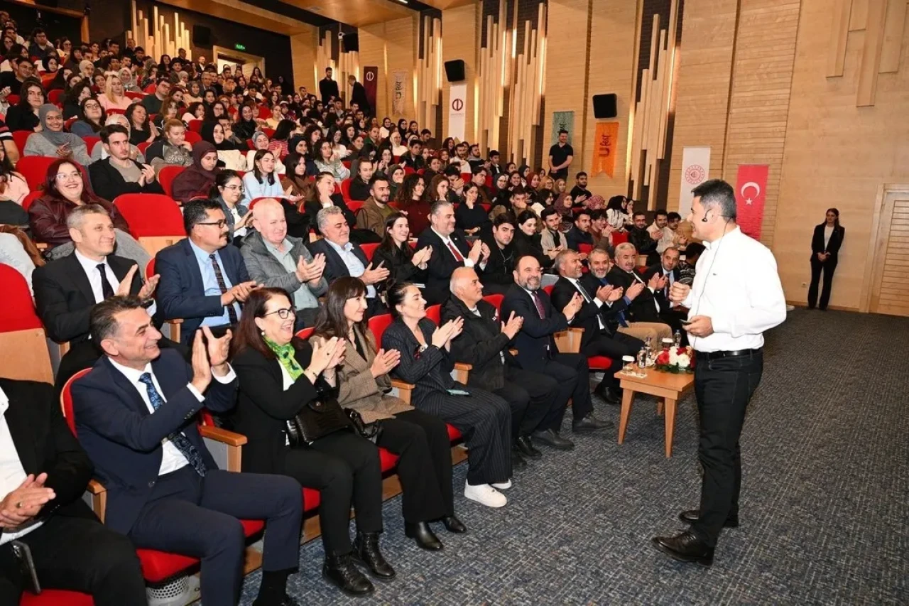 Anadolu Üniversitesi ev sahipliğinde düzenlenen Ufest Gençlik Festivali Bakan Yardımcısı Boyraz'ın sunumuyla sona