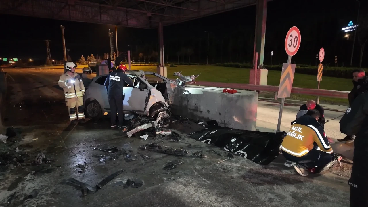 Tuzla’da otomobil gişelere saplandı ve sürücü hayatını kaybetti