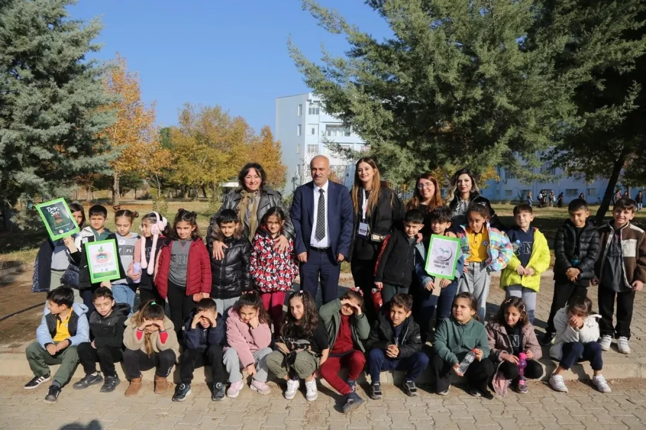 Diyarbakır'da Final İlkokulu öğrencileri yeşil vatan için fidan dikti